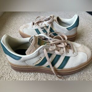 Adidas Gazelle Bold. Magic Beige and Collegiate Green. Gum sole.